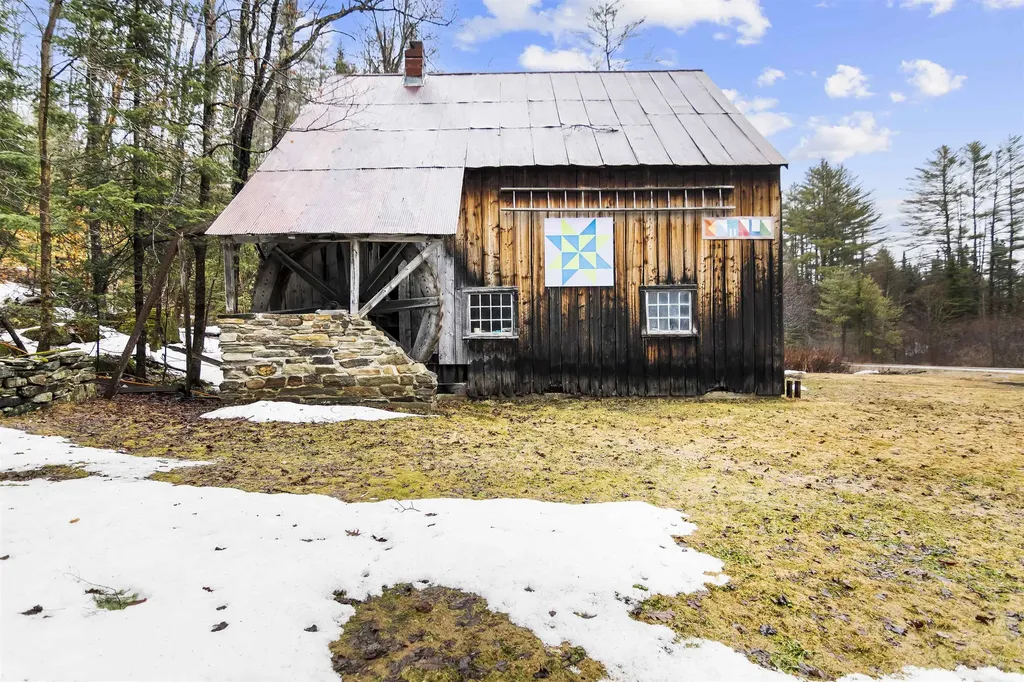 6795 Vt Route 100 Londonderry VT 05148