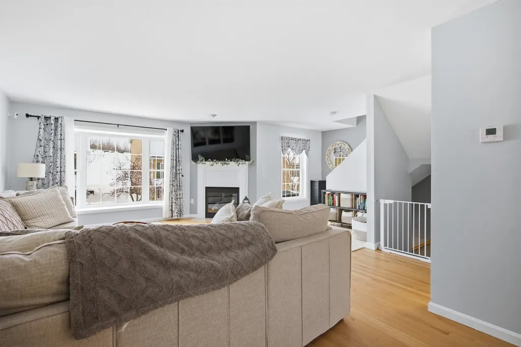 11 Canterberry Court Hudson NH 03051