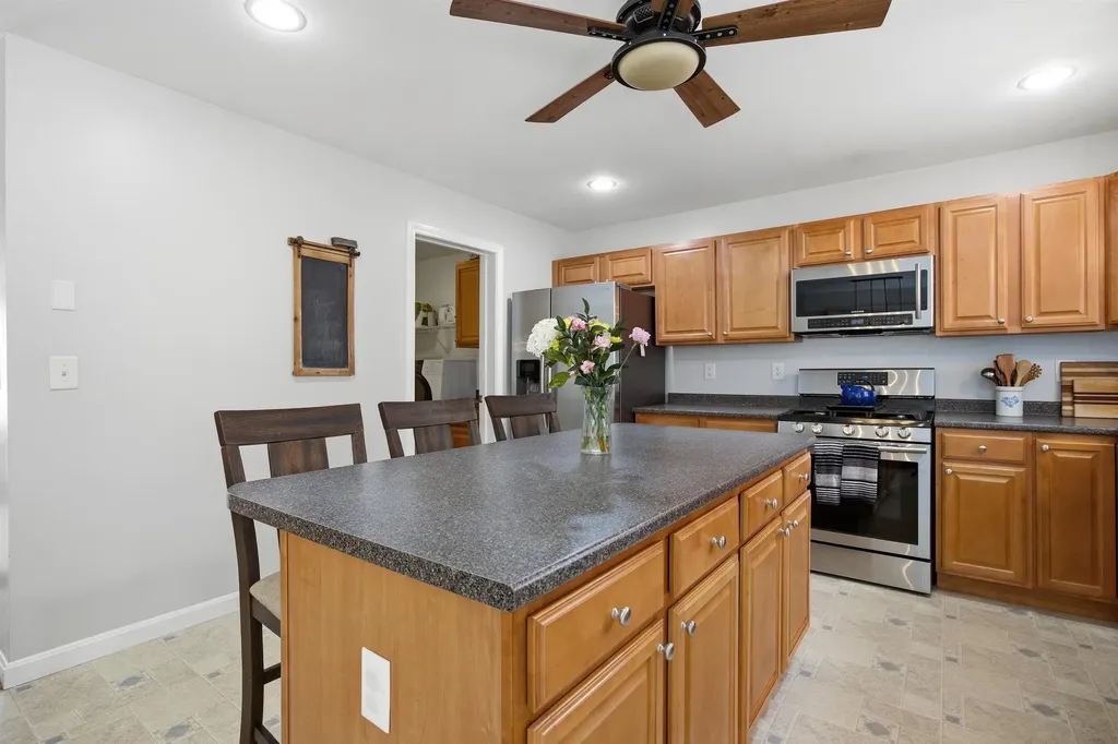 11 Canterberry Court Hudson NH 03051