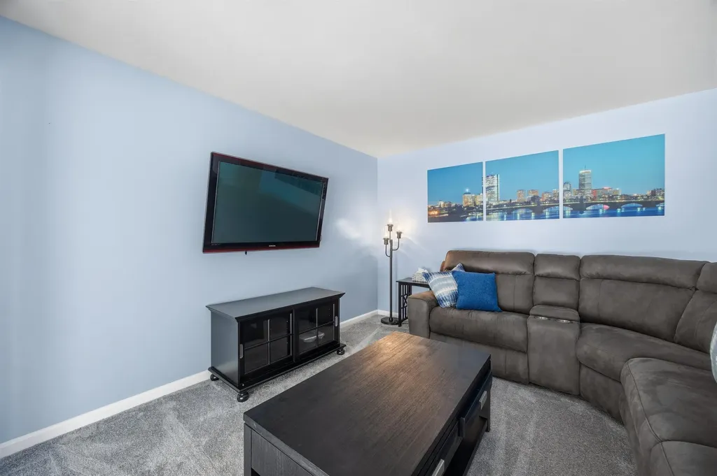 11 Canterberry Court Hudson NH 03051