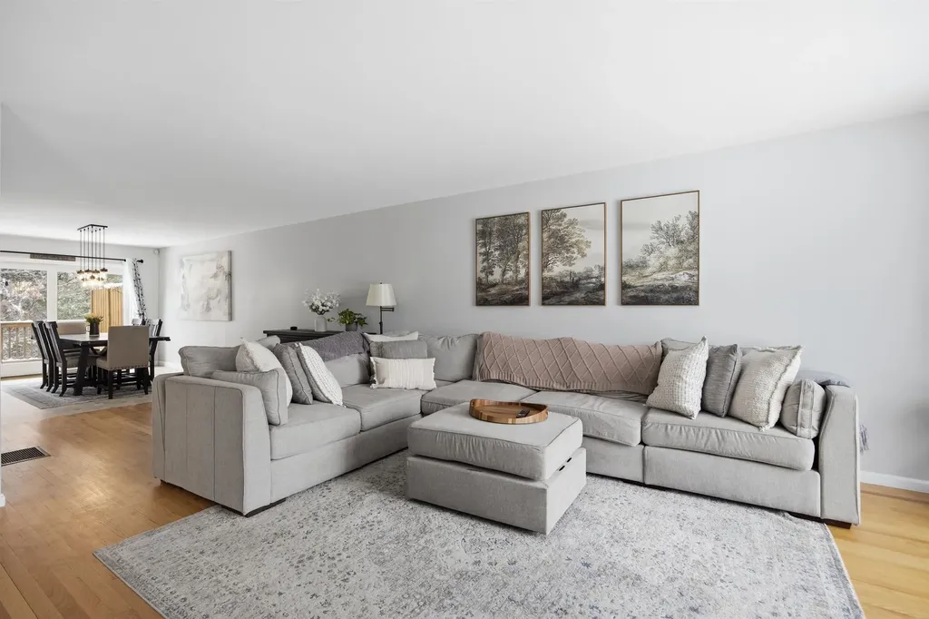 11 Canterberry Court Hudson NH 03051