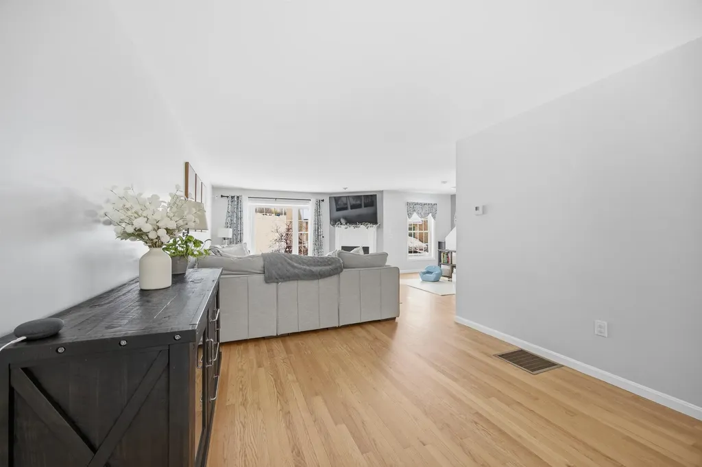 11 Canterberry Court Hudson NH 03051