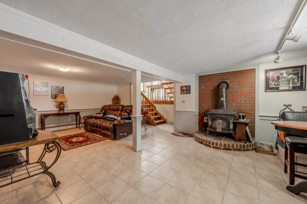 15 Easthill Drive Hudson NH 03051