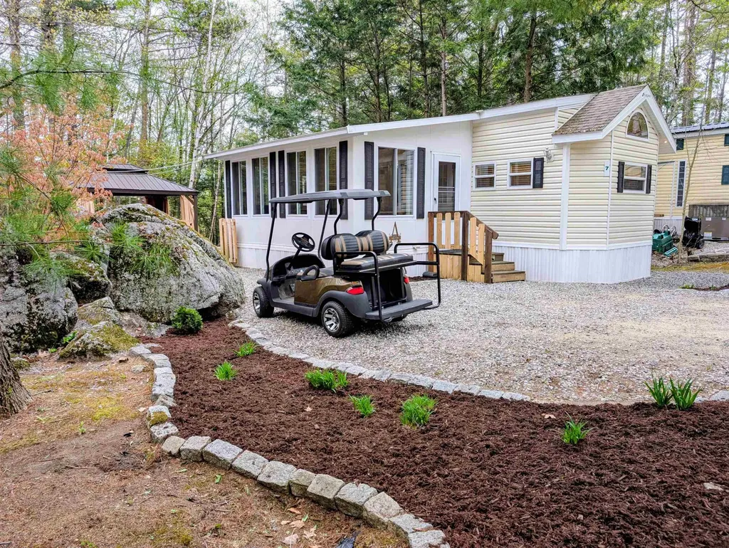 7 Ledges Road Holderness NH 03245