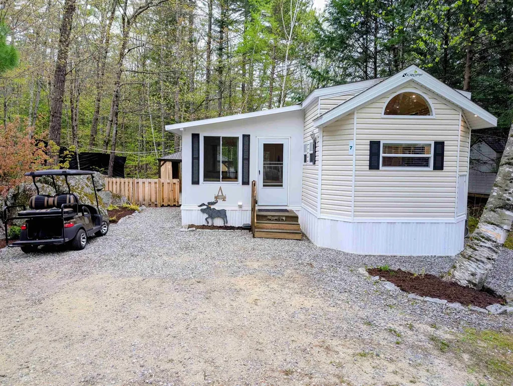 7 Ledges Road Holderness NH 03245
