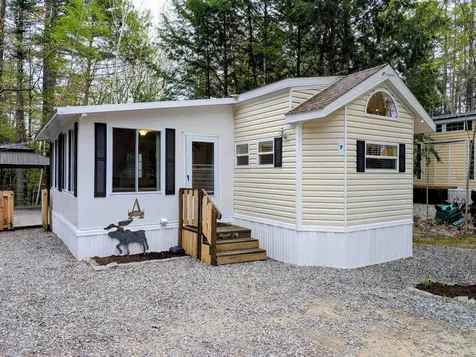 7 Ledges Road Holderness NH 03245