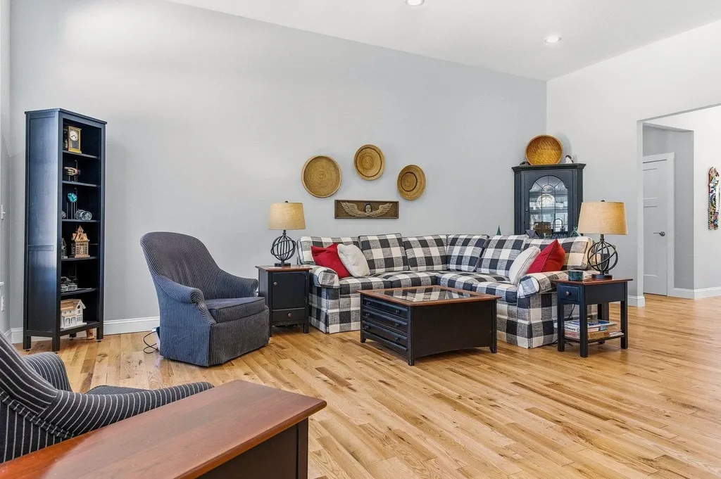 8 Thistle Way Exeter NH 03833