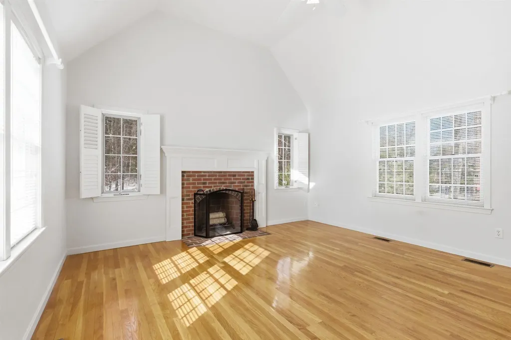 54 Wallingford Terrace Weare NH 03281