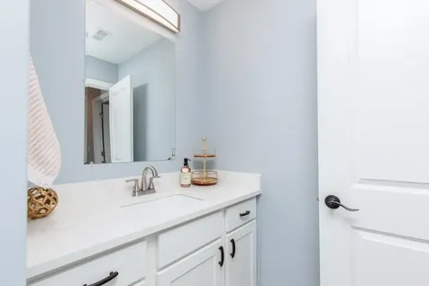 7 Dumaine Avenue Nashua NH 03063