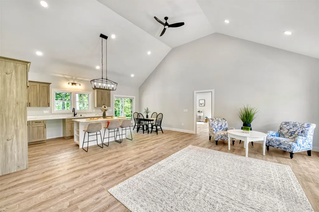 106-15 Fieldstone Lane New London NH 03257