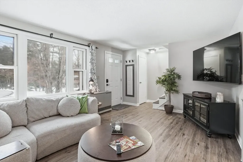 128 Sandstone Circle Londonderry NH 03053