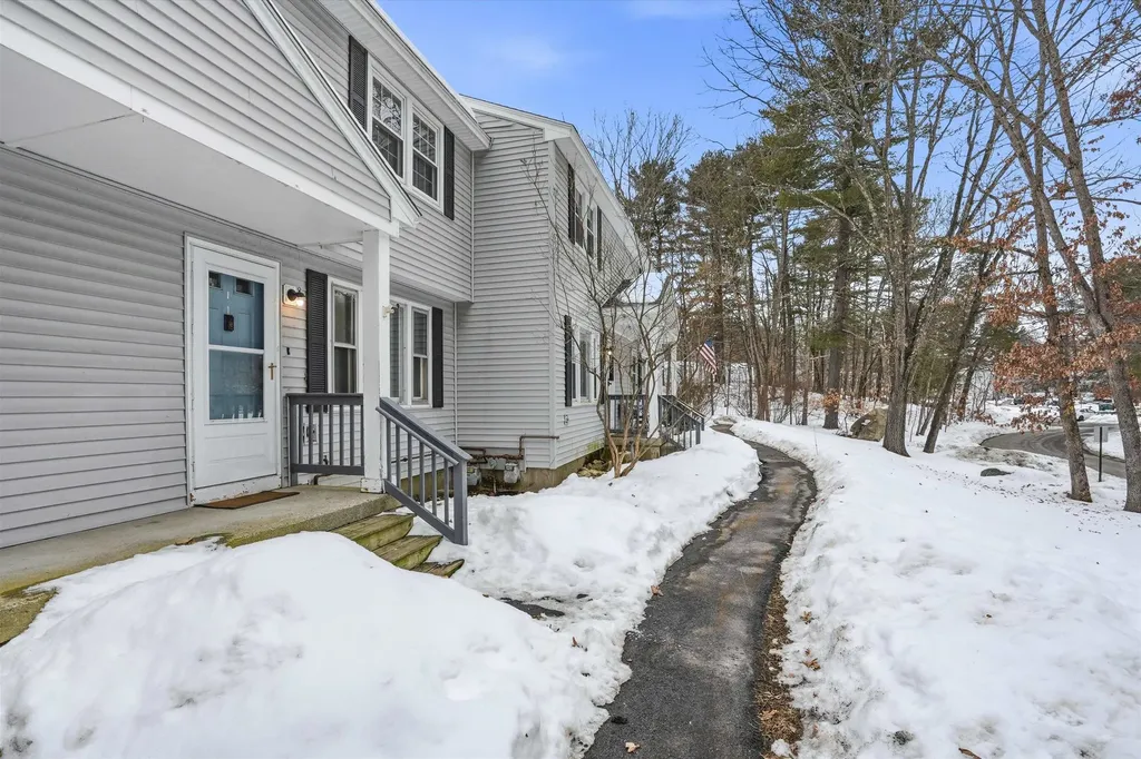 128 Sandstone Circle Londonderry NH 03053