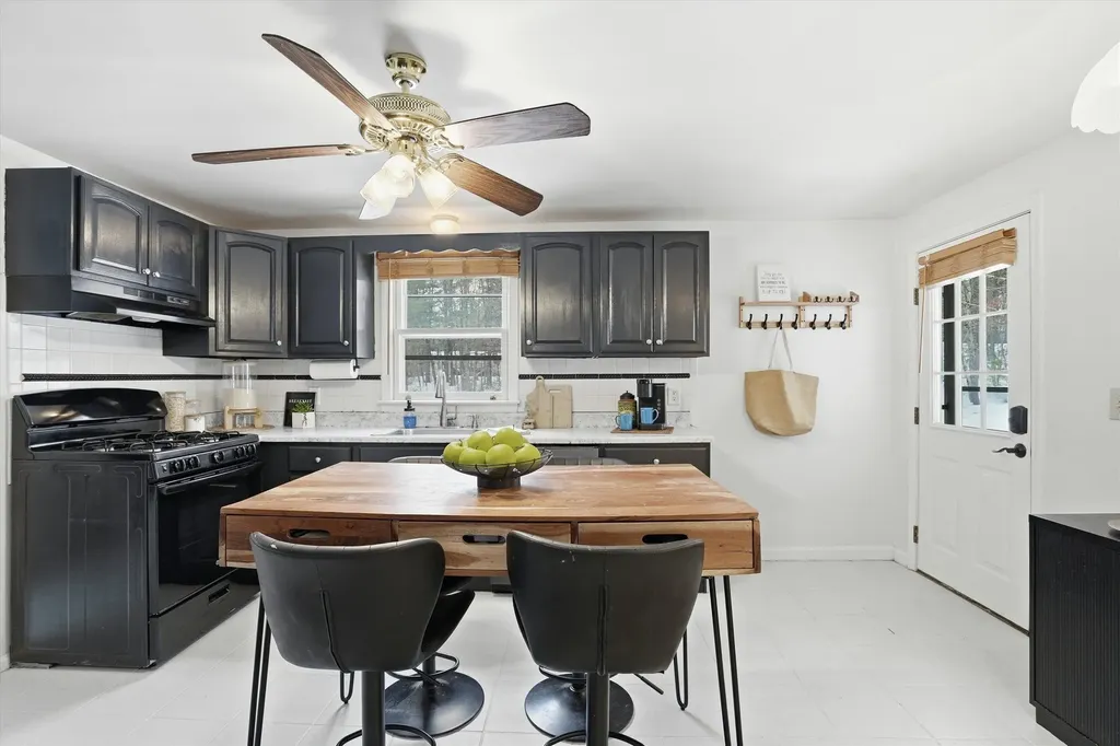 128 Sandstone Circle Londonderry NH 03053