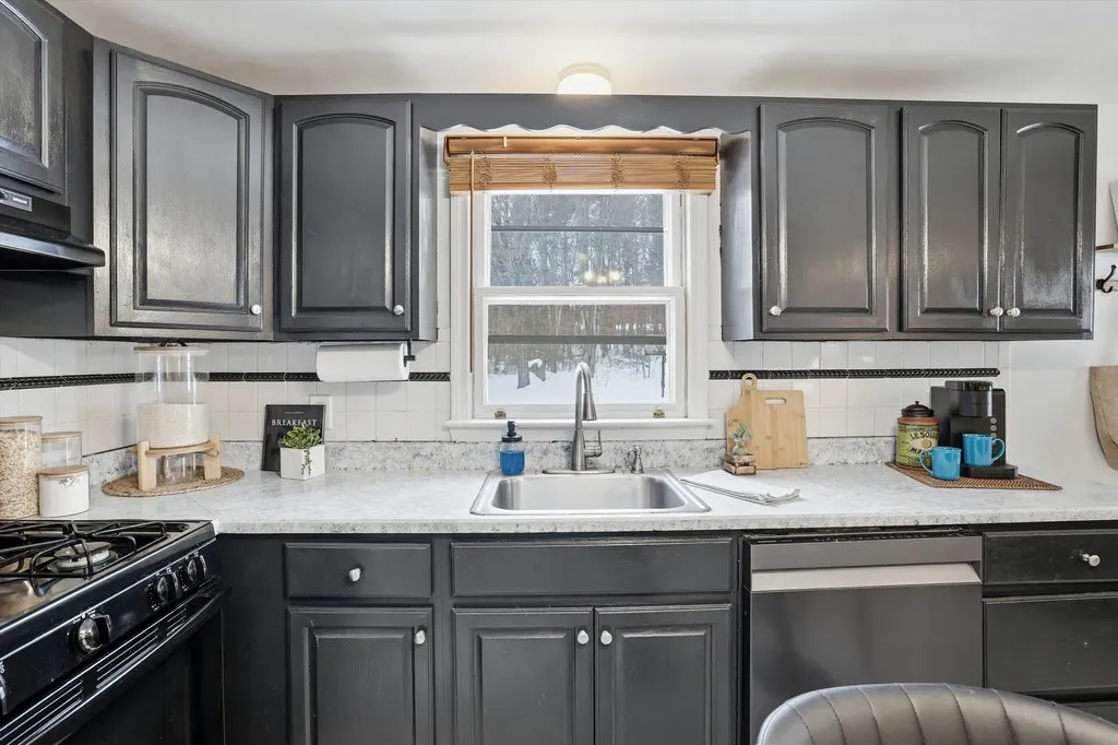 128 Sandstone Circle Londonderry NH 03053