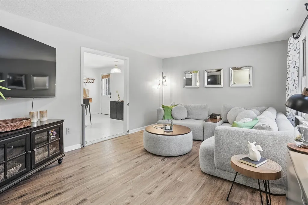 128 Sandstone Circle Londonderry NH 03053