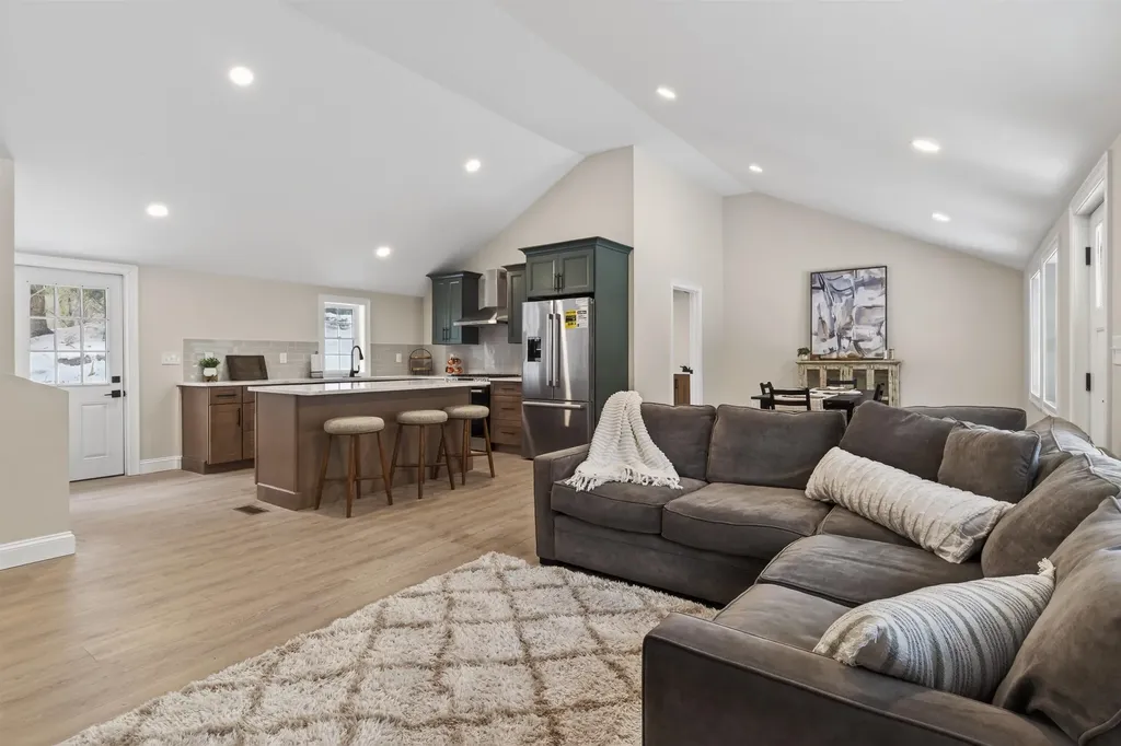 33 Mccrillis Road Nottingham NH 03290