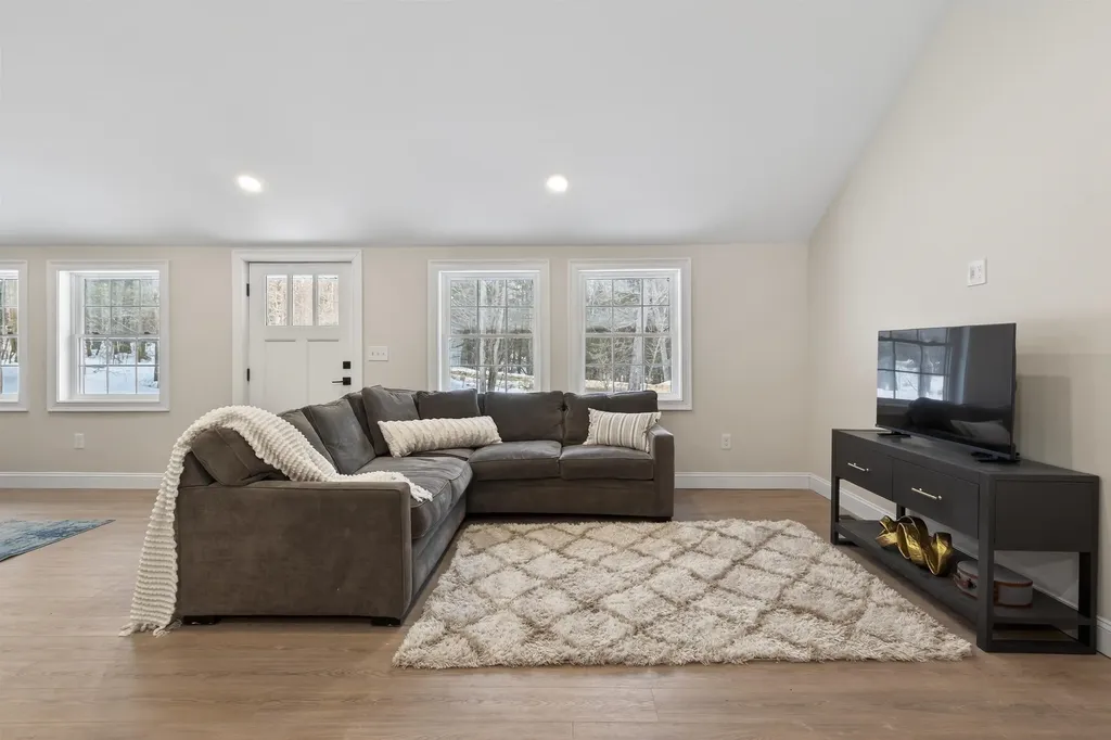 33 Mccrillis Road Nottingham NH 03290