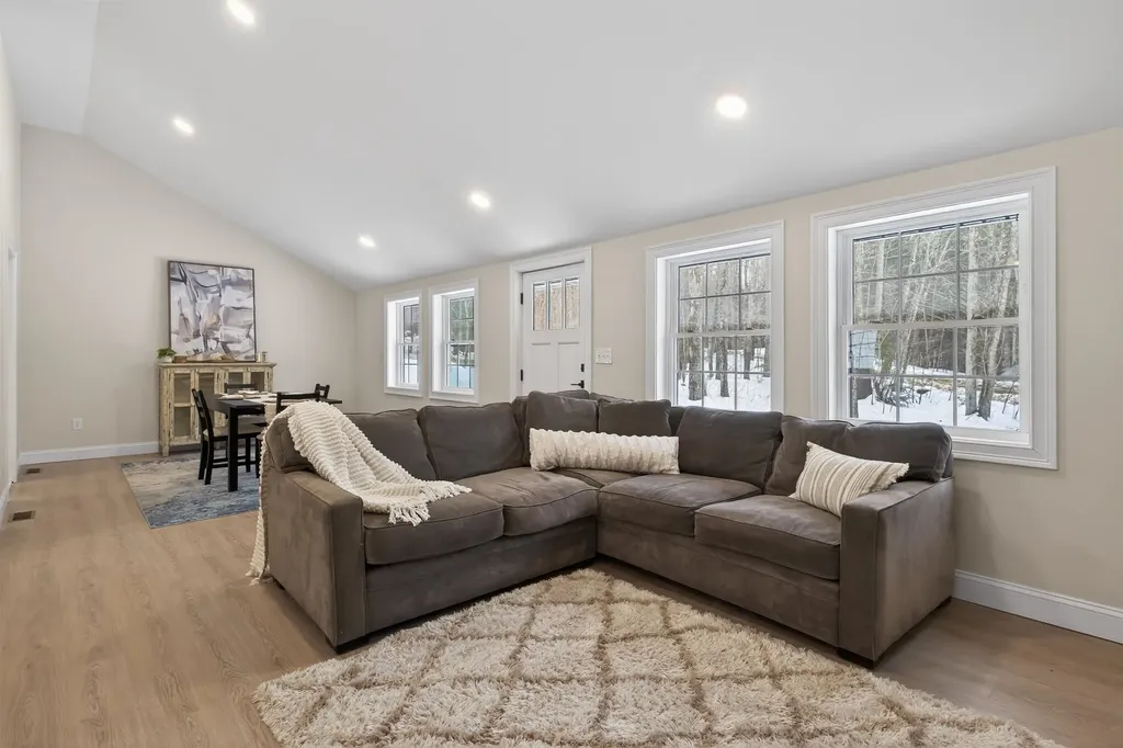 33 Mccrillis Road Nottingham NH 03290