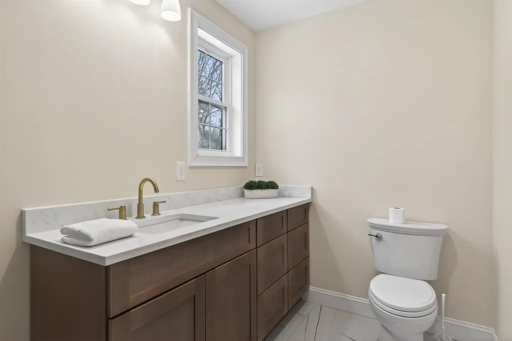 33 Mccrillis Road Nottingham NH 03290