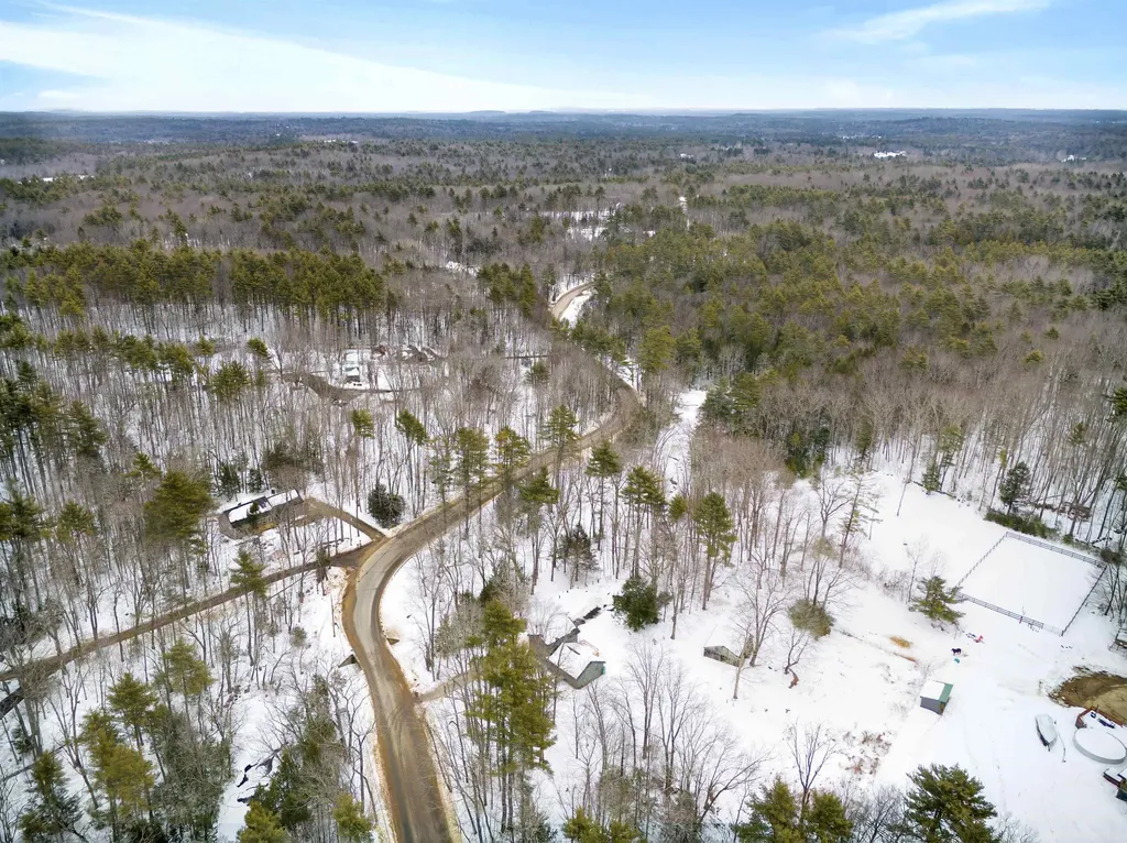 33 Mccrillis Road Nottingham NH 03290