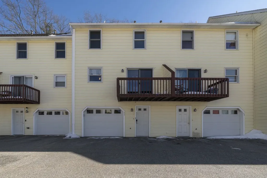 35 Albury Stone Circle Nashua NH 03063