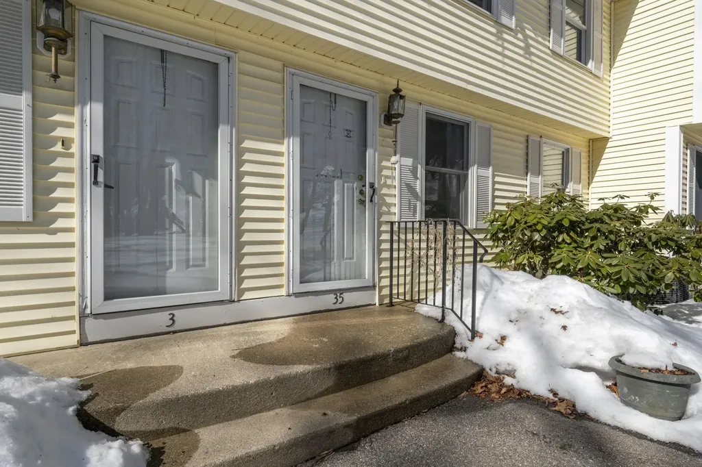 35 Albury Stone Circle Nashua NH 03063