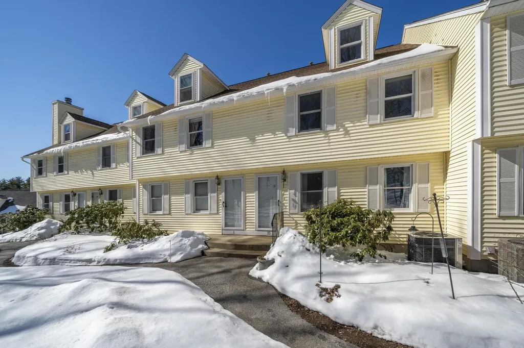 35 Albury Stone Circle Nashua NH 03063