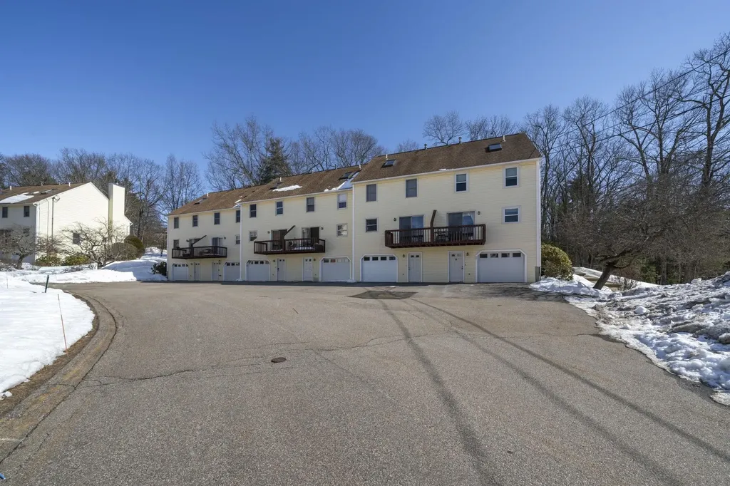 35 Albury Stone Circle Nashua NH 03063