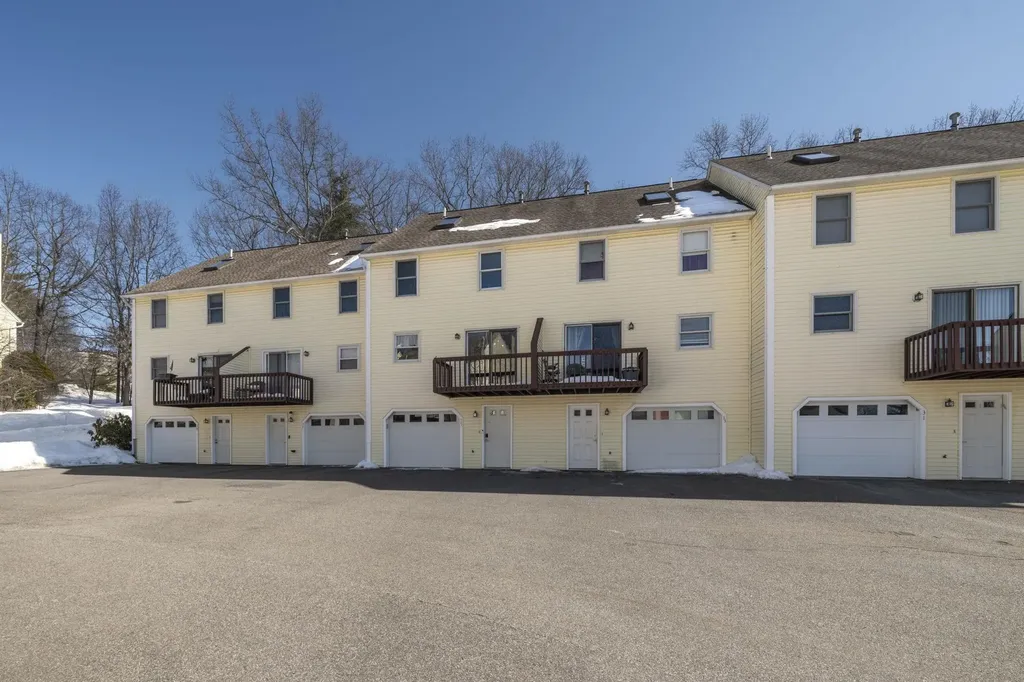 35 Albury Stone Circle Nashua NH 03063