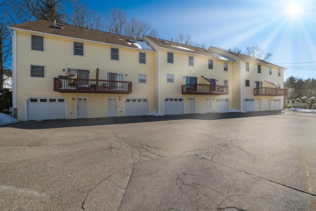 35 Albury Stone Circle Nashua NH 03063