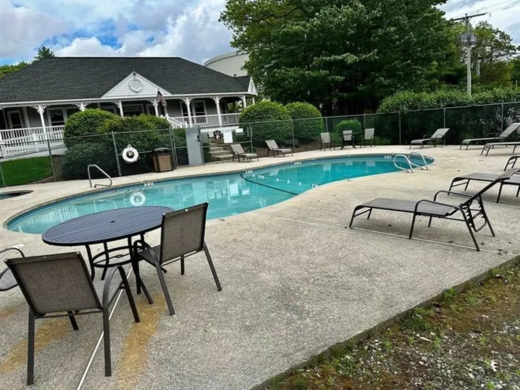 35 Albury Stone Circle Nashua NH 03063