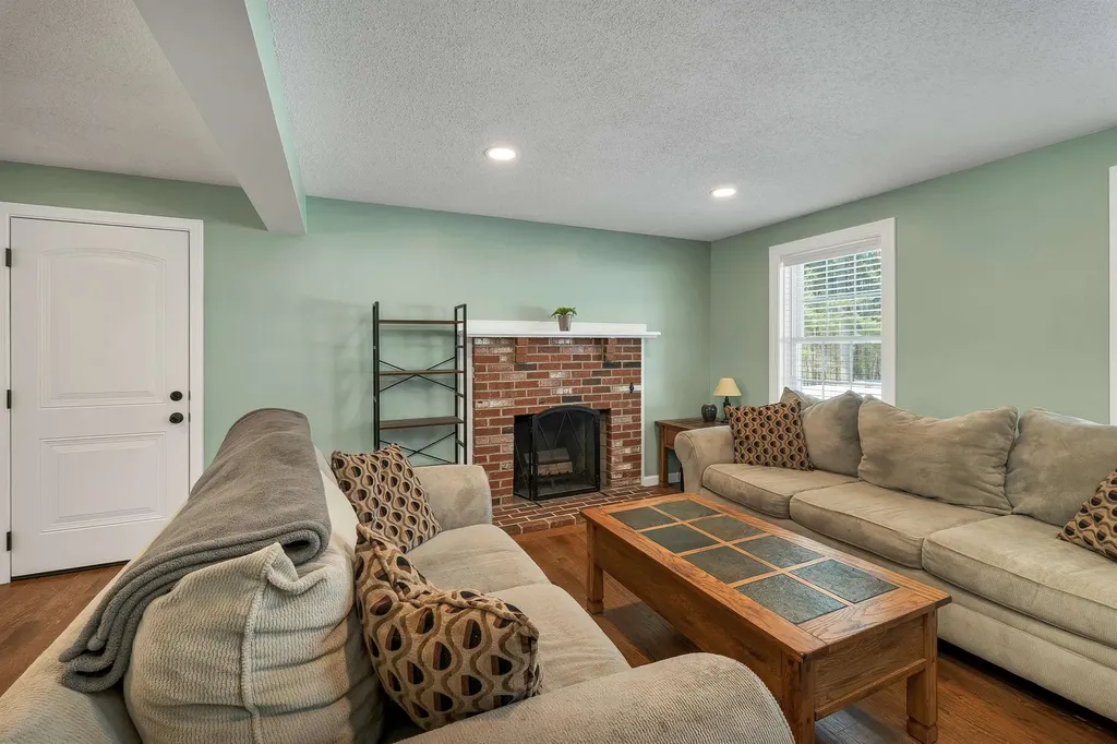 51 Pilgrim Drive Litchfield NH 03052