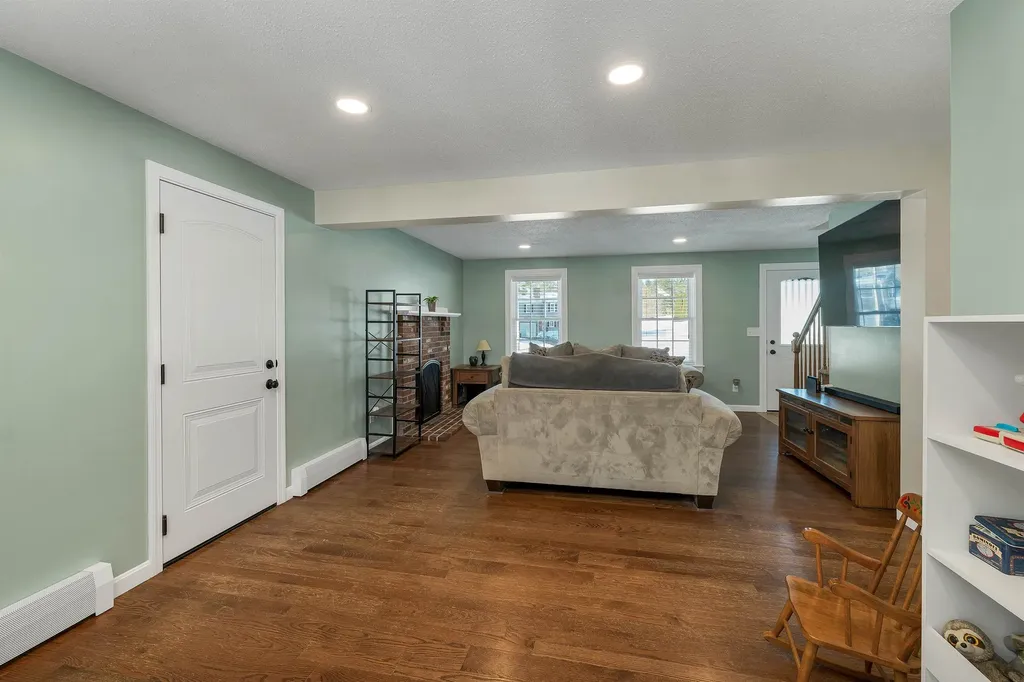 51 Pilgrim Drive Litchfield NH 03052