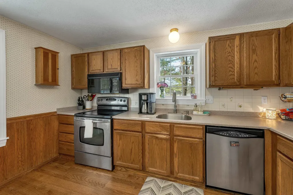 51 Pilgrim Drive Litchfield NH 03052