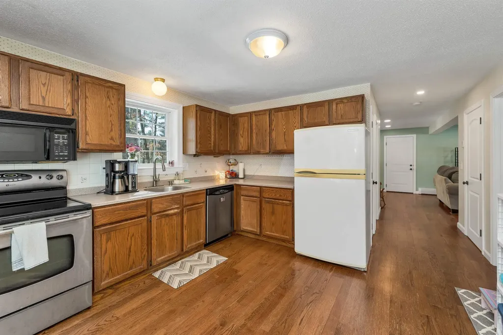 51 Pilgrim Drive Litchfield NH 03052