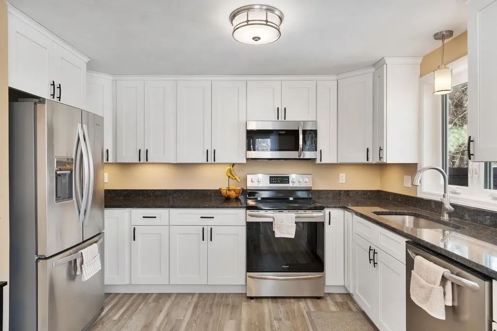 6 Mills Farm Circle Derry NH 03038