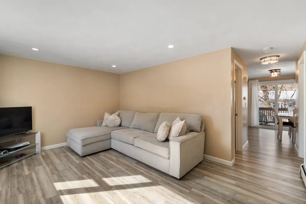 6 Mills Farm Circle Derry NH 03038