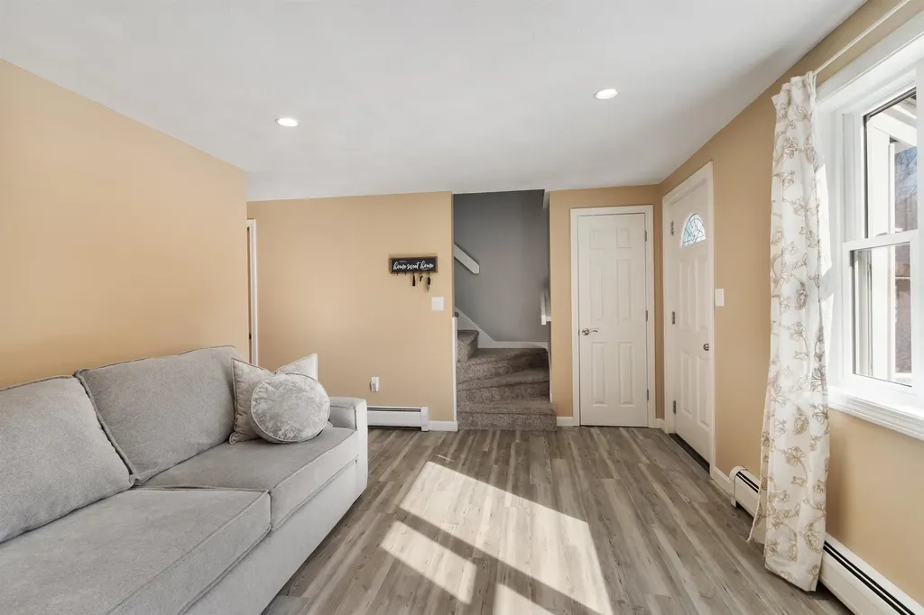 6 Mills Farm Circle Derry NH 03038