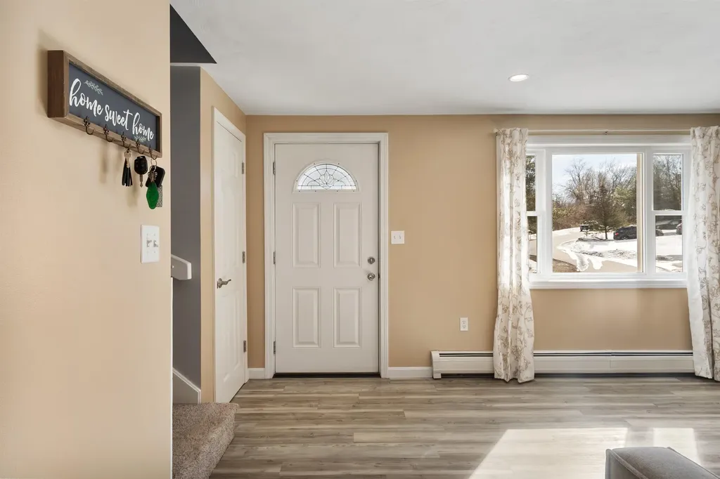 6 Mills Farm Circle Derry NH 03038