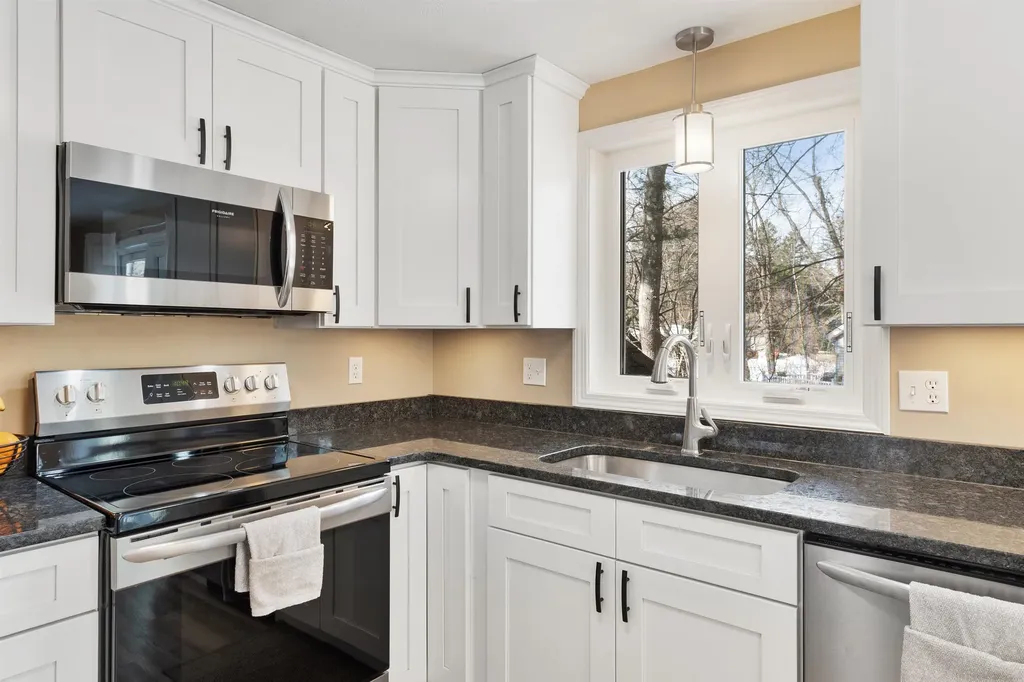 6 Mills Farm Circle Derry NH 03038