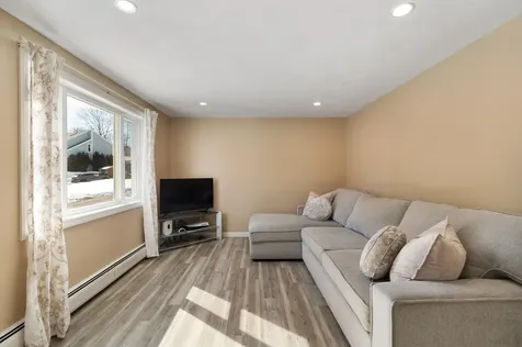 6 Mills Farm Circle Derry NH 03038