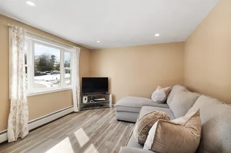 6 Mills Farm Circle Derry NH 03038