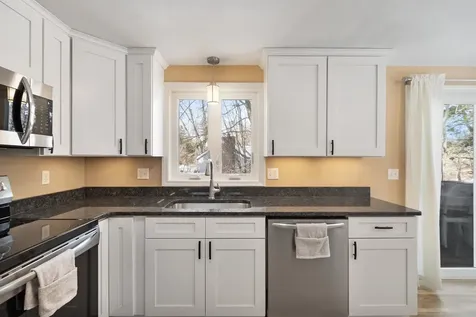 6 Mills Farm Circle Derry NH 03038