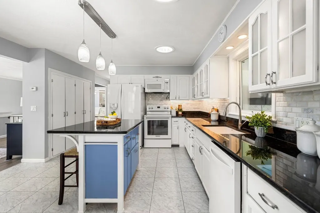 6 Golden Gate Drive Hooksett NH 03106