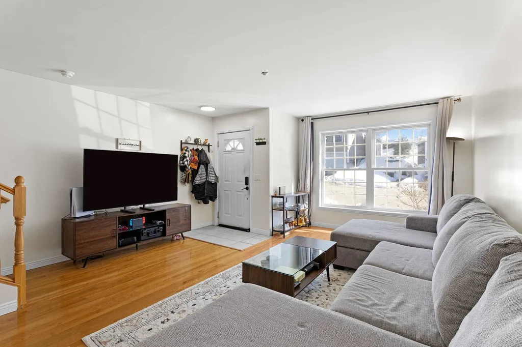 6 Tammy Court Hudson NH 03051