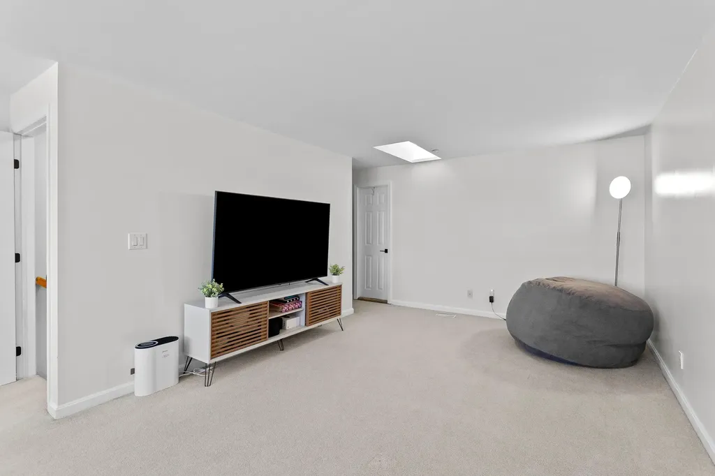 6 Tammy Court Hudson NH 03051