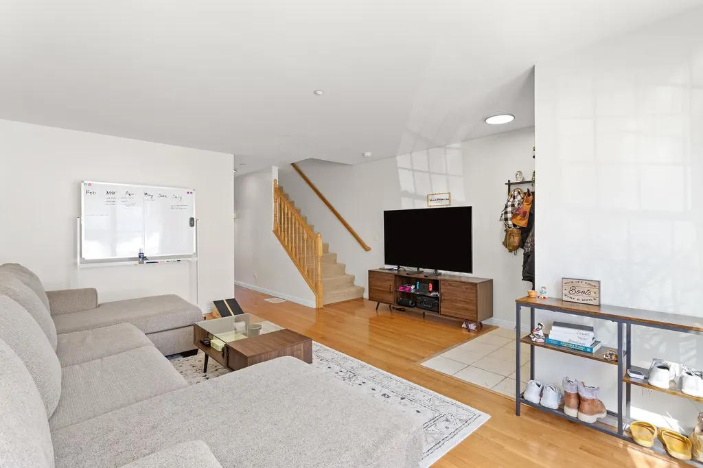 6 Tammy Court Hudson NH 03051