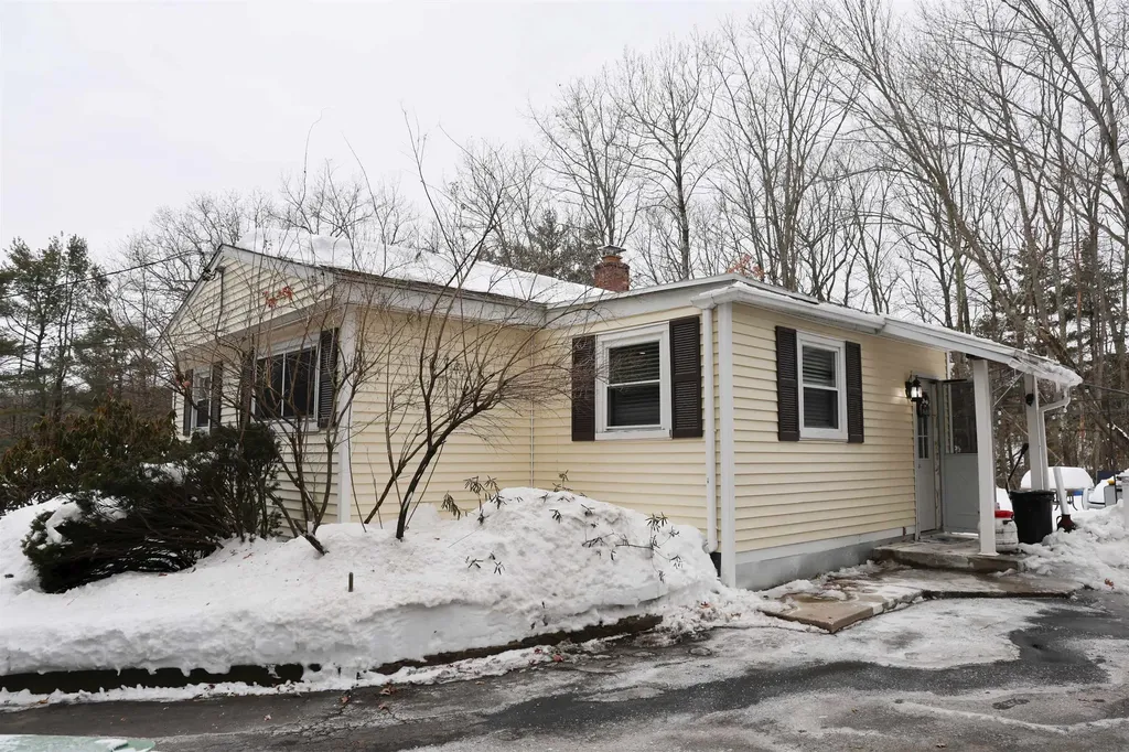 19 West Stearns Avenue Hooksett NH 03106