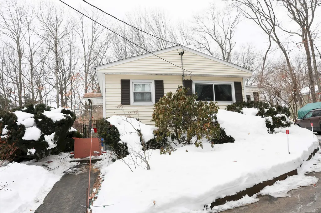 19 West Stearns Avenue Hooksett NH 03106