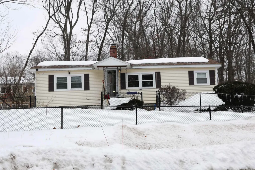 19 West Stearns Avenue Hooksett NH 03106